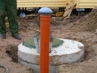 вентиляционная труба в канализации из колец