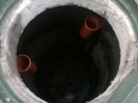 заводим канализационные трубы в септик из колец
