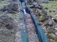 Засыпаем дренажные трубы щебнем Засыпаем дренажные трубы щебнем