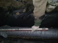 Вымеряем уклон дренажных труб по уровню Вымеряем уклон дренажных труб по уровню