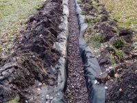 Засыпаем дренажные трубы щебнем Засыпаем дренажные трубы щебнем