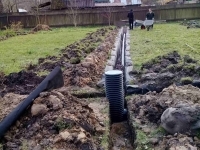 Прокладываем дренажные трубы и устанавливаем смотровые колодцы Прокладываем дренажные трубы и устанавливаем смотровые колодцы