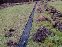 Обворачиваем щебень геотекстилем Обворачиваем щебень геотекстилем