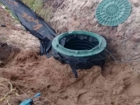 Обсыпаем фильтрационный колодец песком Обсыпаем фильтрационный колодец песком