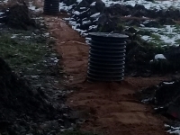 Вид готового дренажа участка со смотровыми колодцами Вид готового дренажа участка со смотровыми колодцами