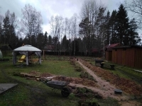 Вид готового дренажа участка Вид готового дренажа участка